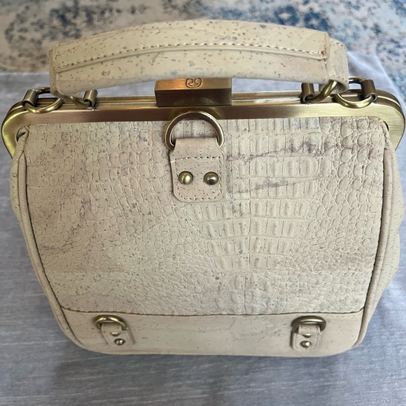 Elegant Cream Crocodile-Embossed Shoulder Bag - Picture 6 of 10